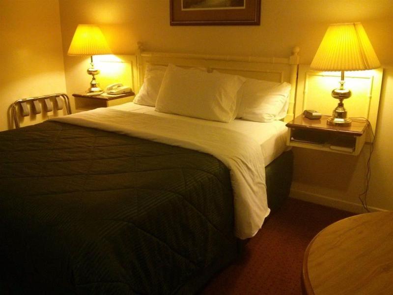 Hotel Knights Port Colborne 3*